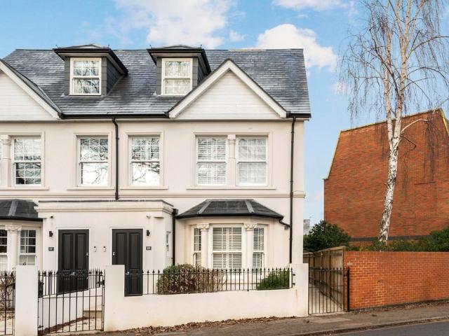Flat for rent in Blackhills, Surrey