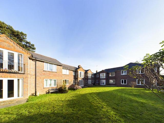 Flat for rent in Perryfields, West Sussex