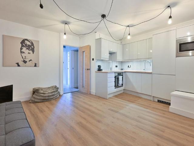 Flat for rent in Batchworth