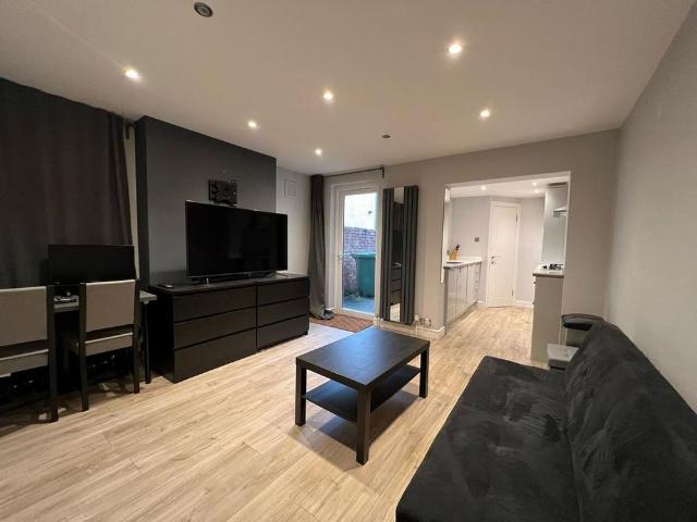 House for rent in Albany Park, Halfway Street