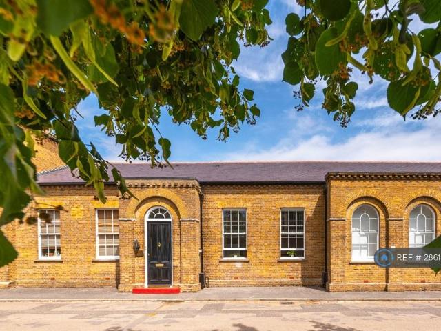 Flat for rent in Charlton Riverside, Greater London