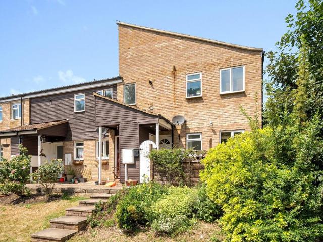 Flat for rent in Row Town, Surrey
