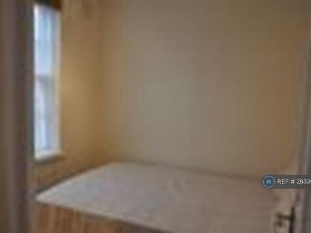 House for rent in Charlton, Greater London