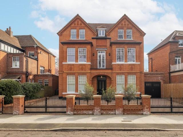 Flat for rent in Strawberry Hill, Greater London