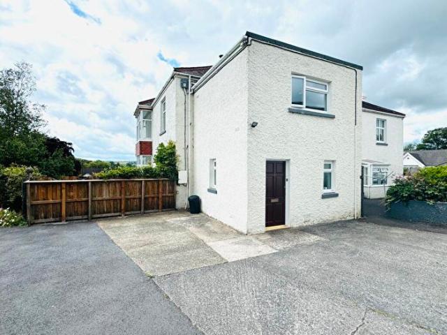Apartment for rent in Cwmffrwd, Wales