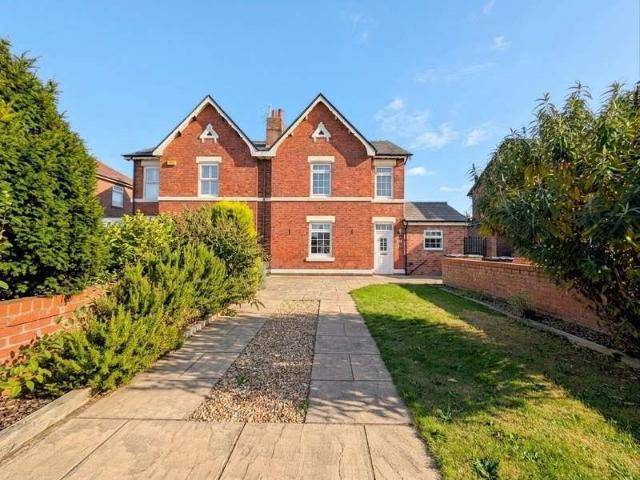 Townhouse for rent in Marshside, Southport