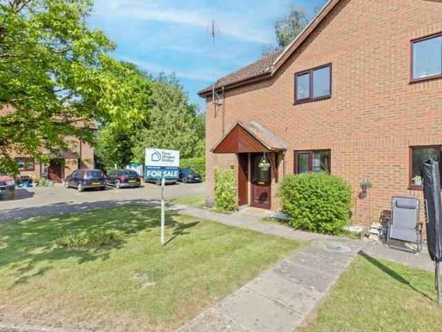 Townhouse for sale in Fole, Surrey