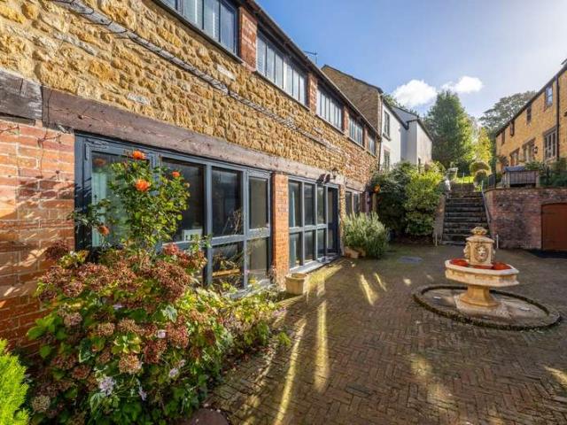 Townhouse for rent in Castle Cary