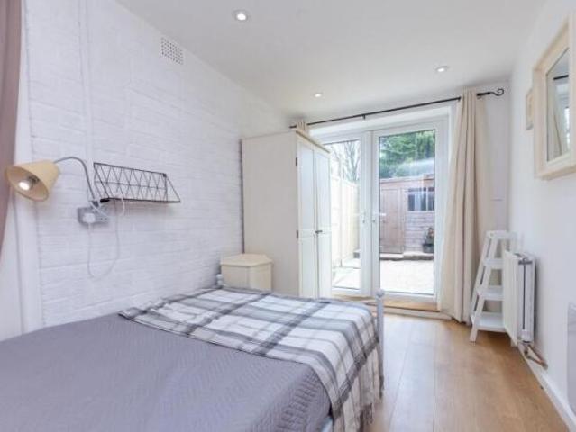 Townhouse for rent in Dromore, Oxfordshire