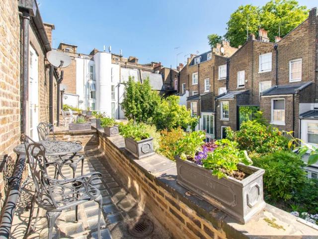 Townhouse for rent in Notting Hill