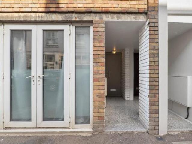 Townhouse for rent in Cat Hill, England