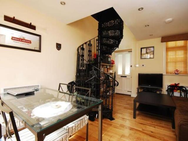 Townhouse for rent in London Borough of Hammersmith and Fulham, Greater London