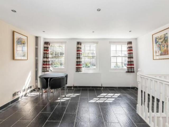 Townhouse for sale in Bayswater, Greater London