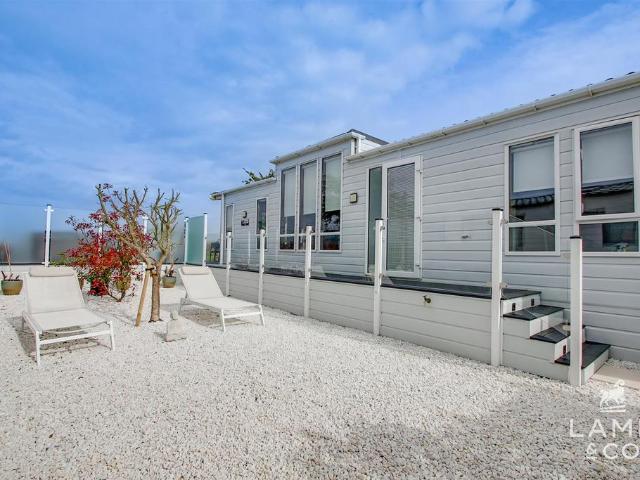 Park Home for sale in Dale Hill, Essex