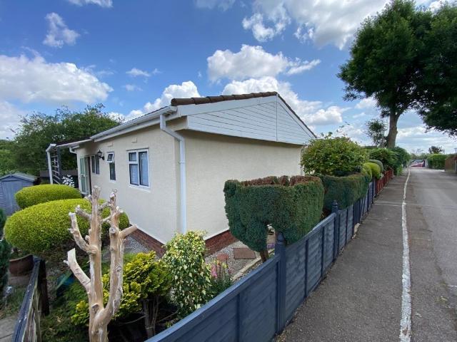 Park Home for sale in Sewardstonebury, Epping