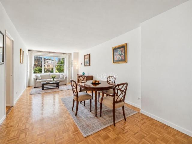 Condo for sale in Manhattan Community Board 7, New York
