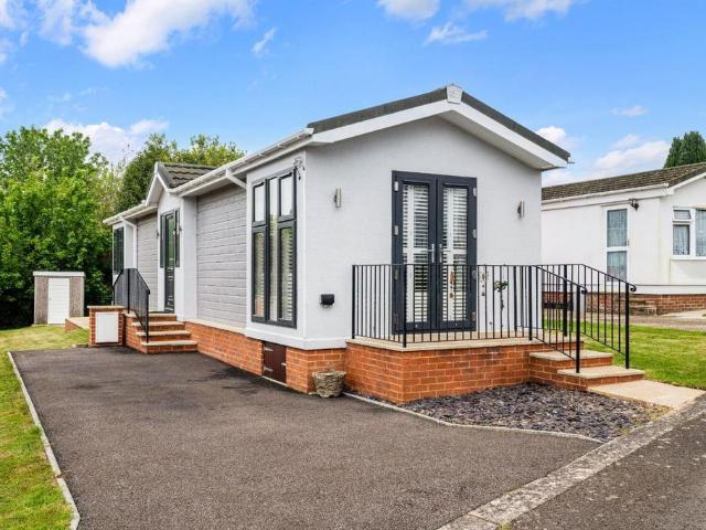 Park Home for sale in Holly Lodge, Reigate and Banstead