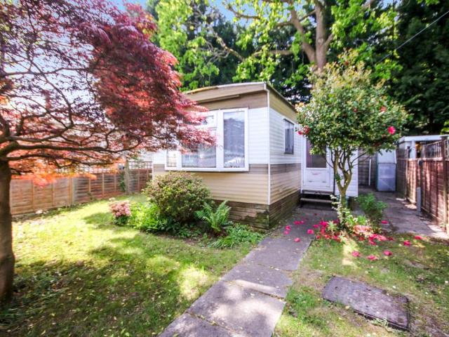 Park Home for sale in Hillview, Surrey