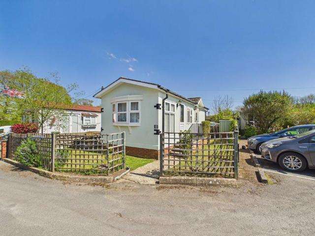 Park Home for sale in Box Hill Village, Pachesham Park