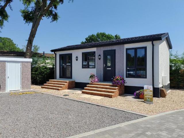 Park Home for sale in Finchampstead