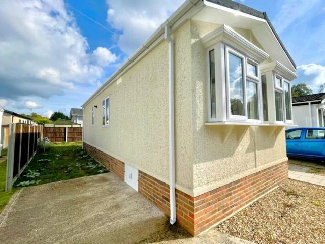 Park Home for sale in Heol-las, Surrey