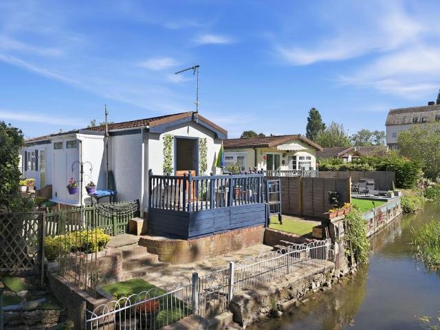 Park Home for sale in Roydon, Epping