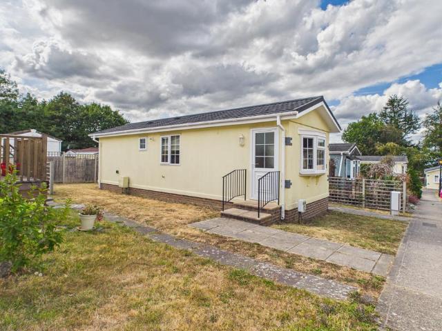 Park Home for sale in Box Hill Village, Pachesham Park