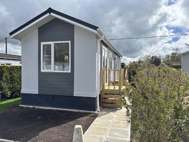 Park Home for sale in Pachesham Park, Surrey