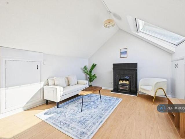 Apartment for rent in Cat Hill, England