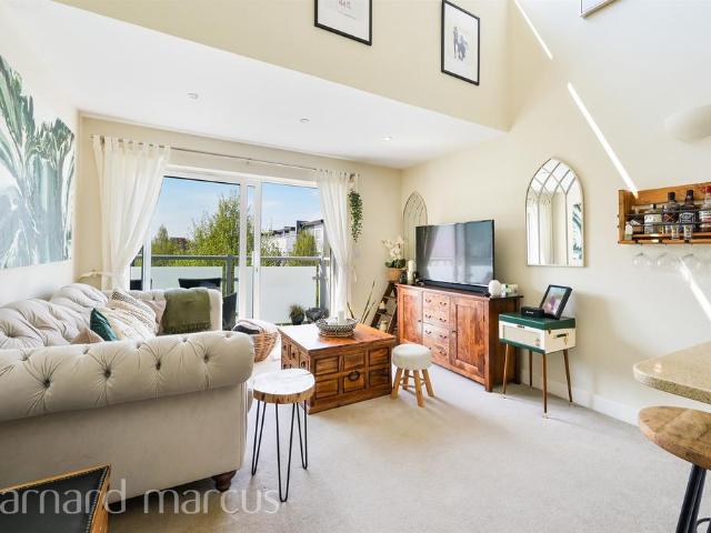 Flat for sale in Red Hill, Surrey