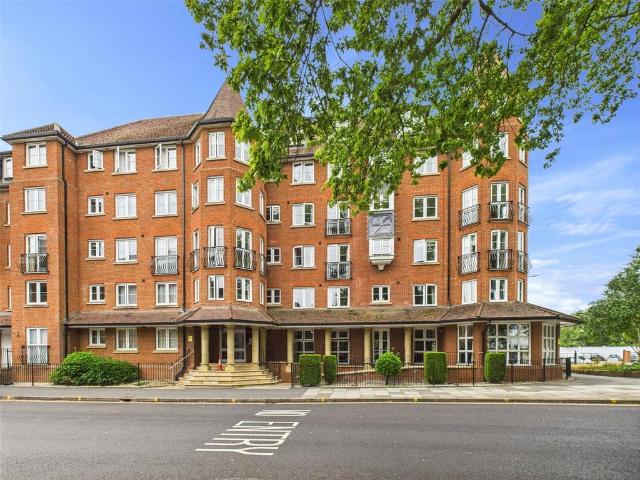 Flat for sale in Oxleaze, Gloucester