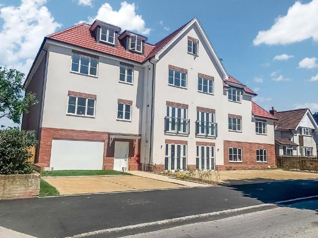 Flat for sale in Iver, Richings Park