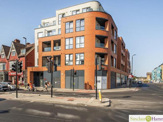 Flat for sale in Widmore, Greater London