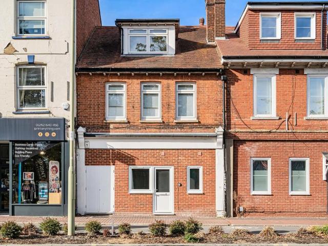 Flat for sale in Farnborough, Rushmoor