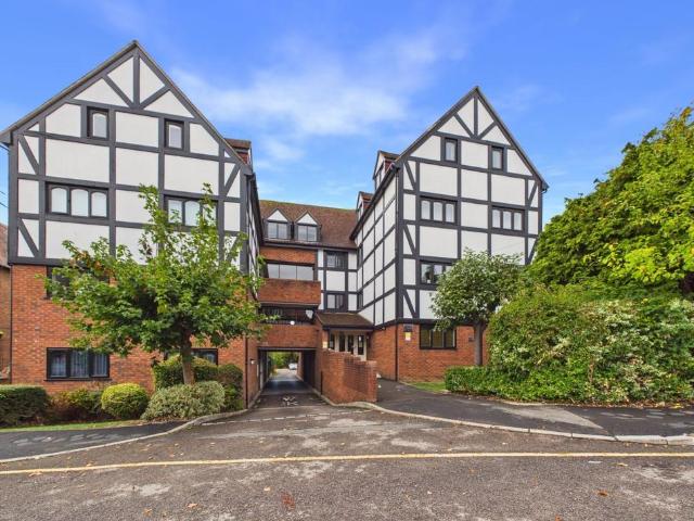 Flat for sale in Wotton, Gloucester