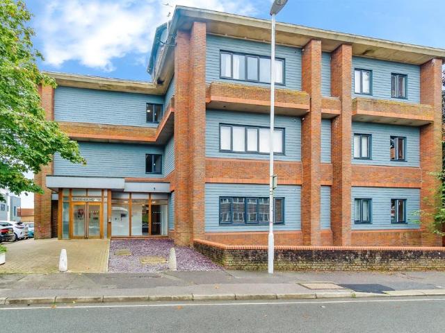 Flat for sale in Perryfields, West Sussex