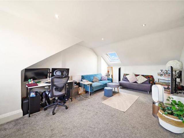 House for rent in Brondesbury, Greater London