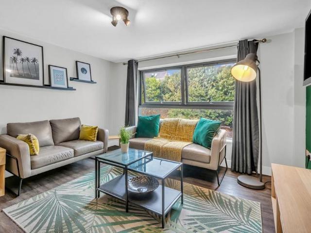 Room for rent in Hyde Park, West Yorkshire