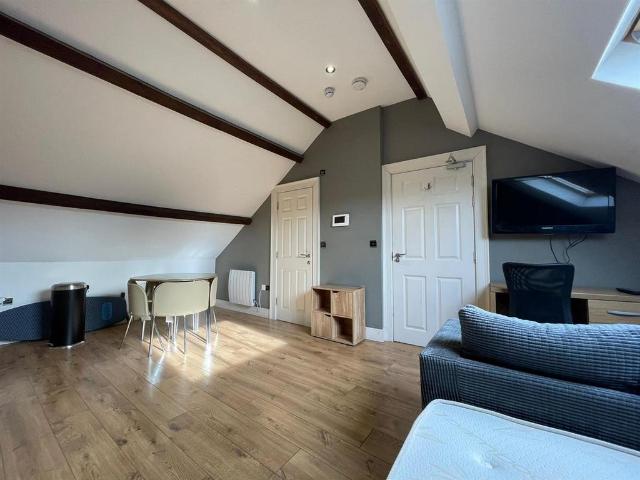 Flat for rent in Bulk, Bare