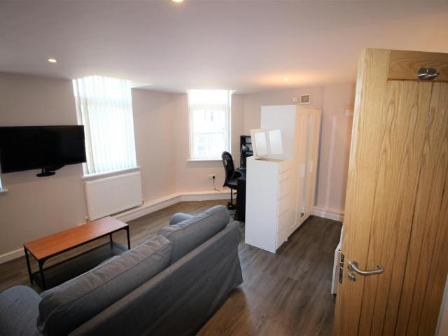 Flat for rent in Greaves, Bare