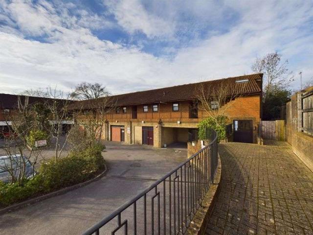 Property for rent in Caterham on the Hill, Hillview