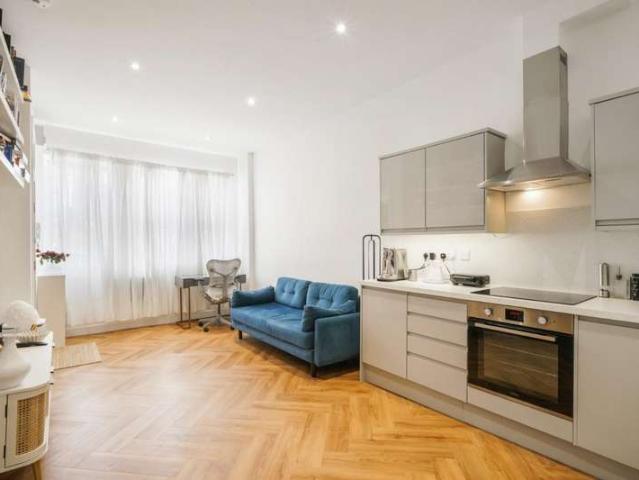 Flat for sale in Stroud Green, Greater London
