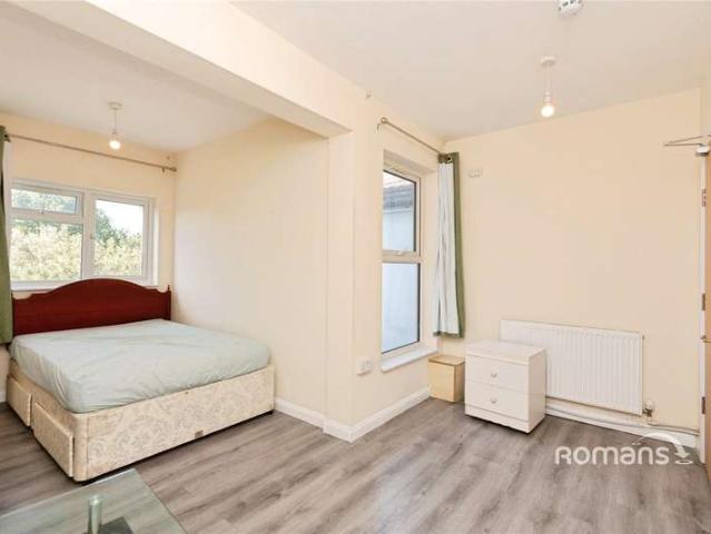 Property for rent in East End, Rushmoor