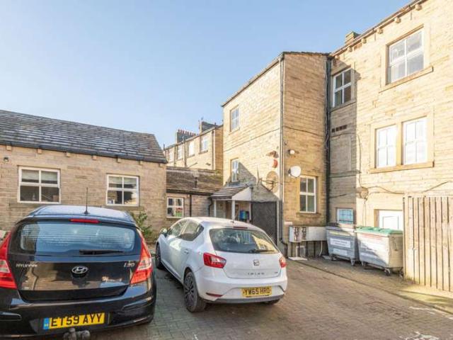 Property for rent in Meltham, West Yorkshire