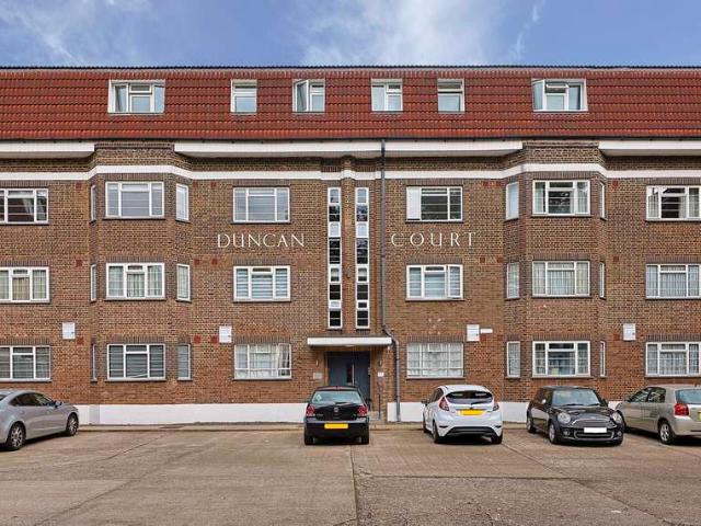 Property for sale in Winchmore Hill, Palmers Green