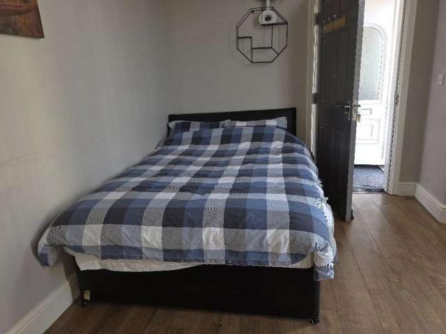 Property for rent in Elm Park, Calderstones