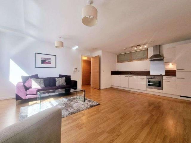 Property for rent in Waterfront, Calderstones