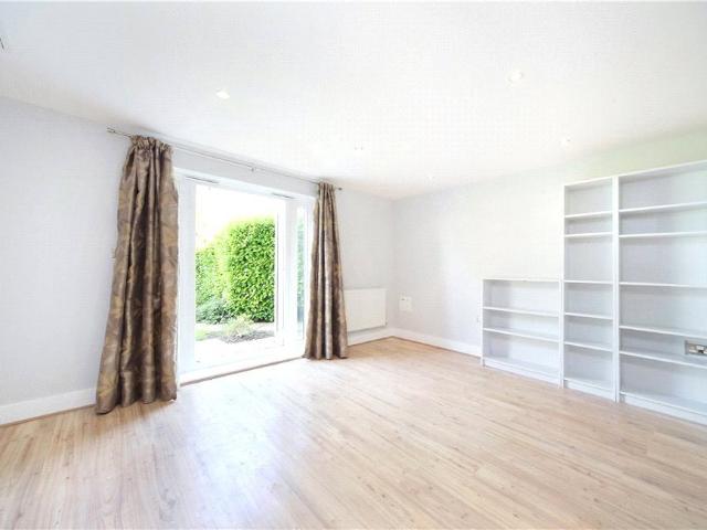 Apartment for rent in Summerstown, Greater London