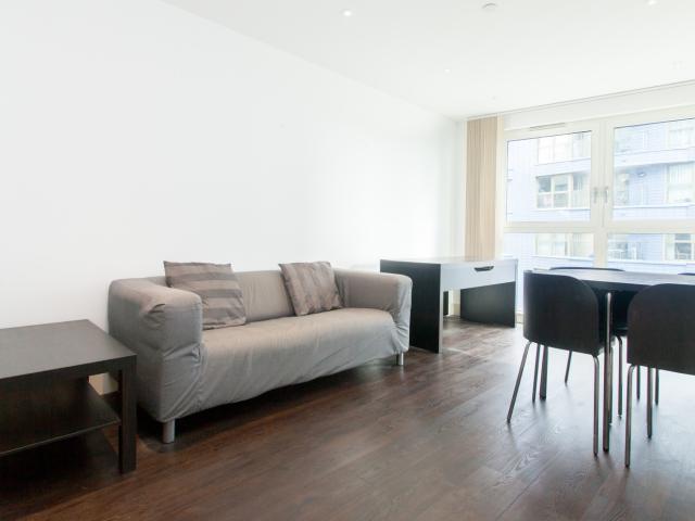 Apartment for rent in Queensland Road, Greater London