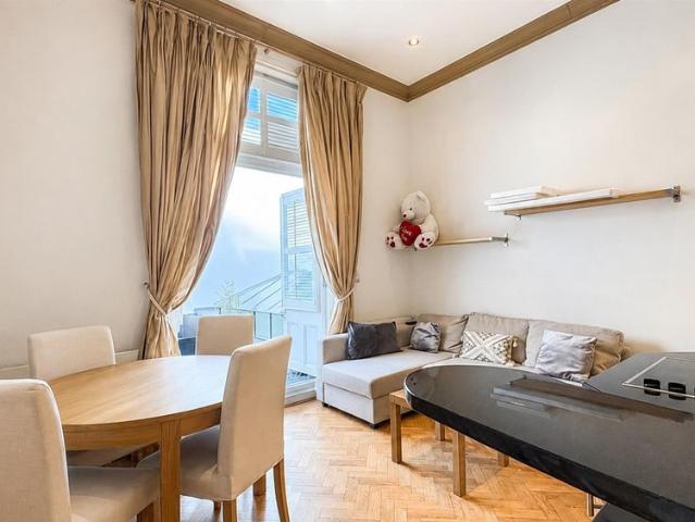 Apartment for rent in Brompton, Greater London